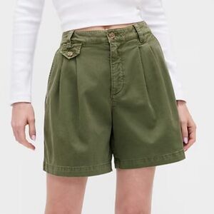 GAP 6" Mid Rise Twill Pleated Longline Trouser Shorts  in the color “Olive”